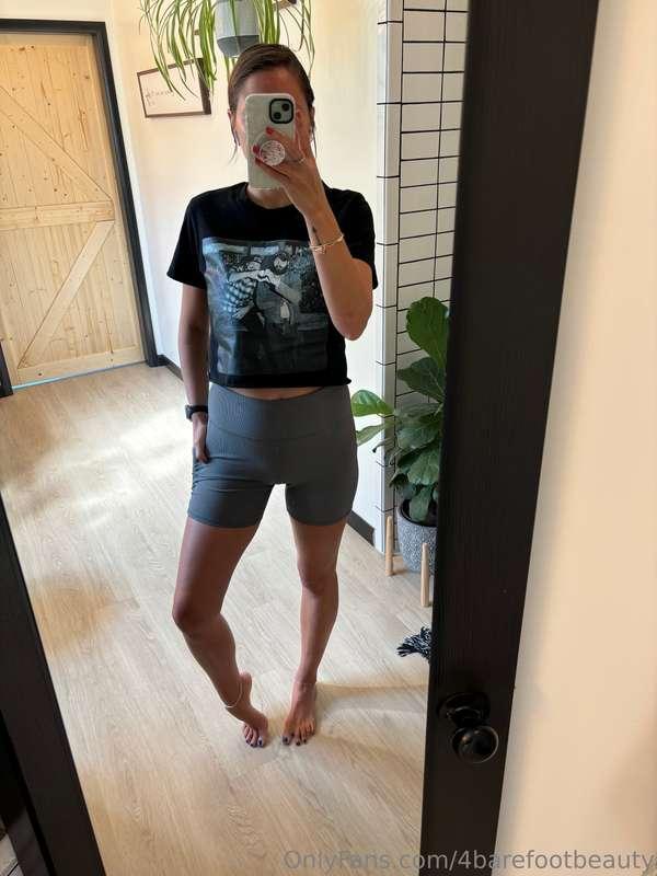 should I start posting outfit pics?