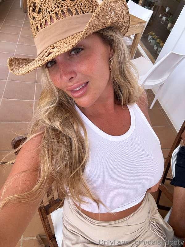 Who likes my new hat x  Main page @daisydooxx