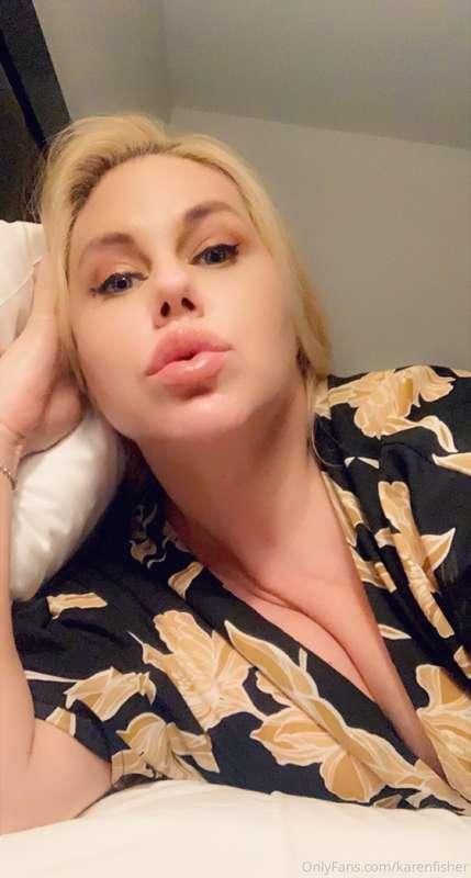 Hello my naughty boys 😈Mommy wants to show you how nasty she..