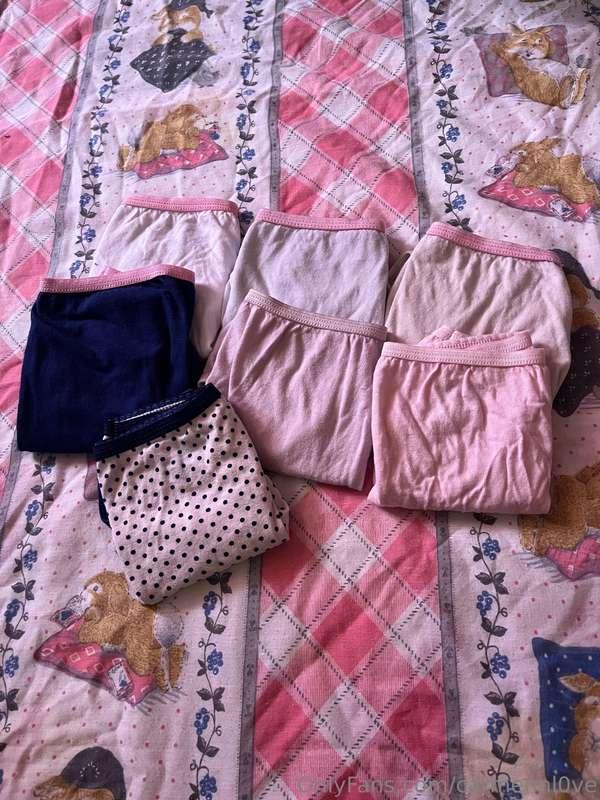 hi my lovely baes :3 I’ll be selling my panties🎀 and two shi..