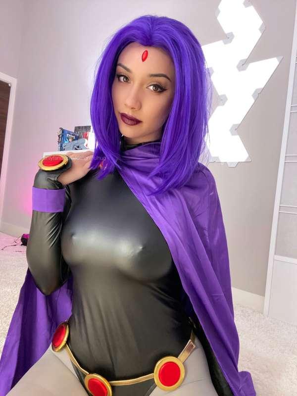 I made two videos in some raven cosplay :D tomorrow I get to..