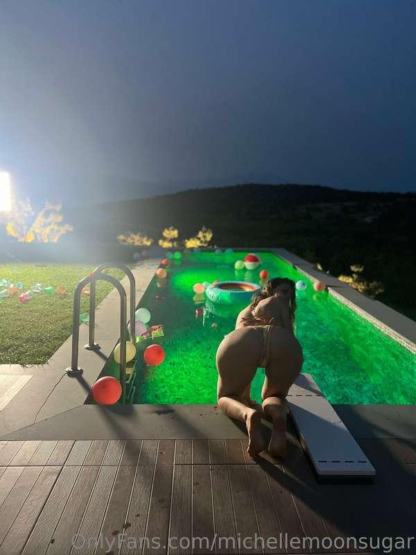 What color is the pool tire ? 😀