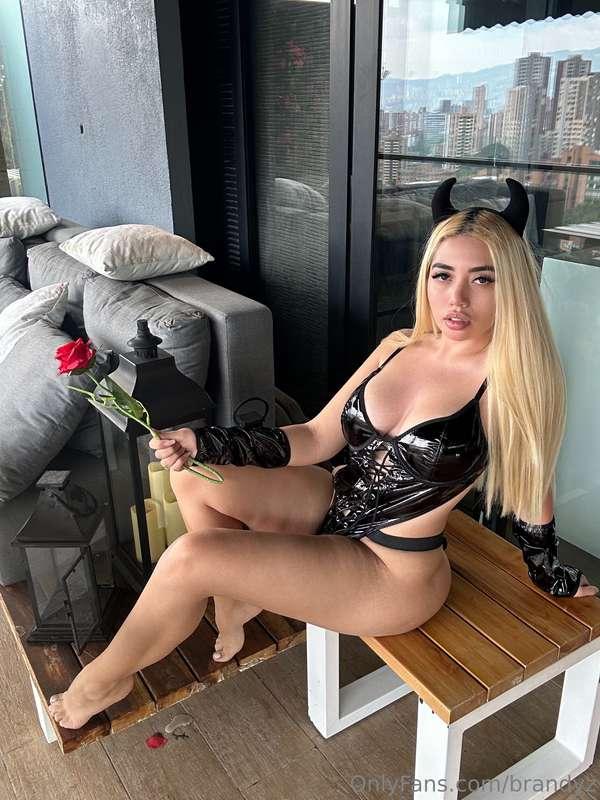 Unlock my best latex video and enjoy seeing me wet😳🤤💦