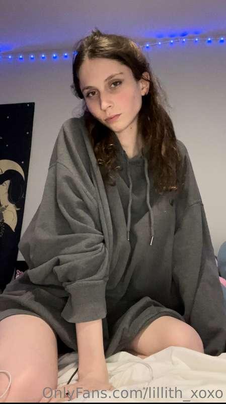 Swipe if u wanna see the hoodie off ^-^