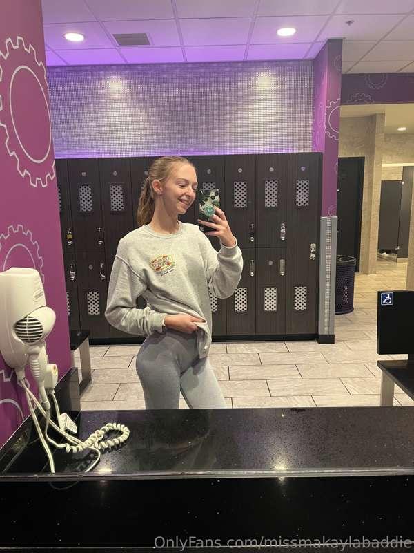 Grey sweatpants🍑