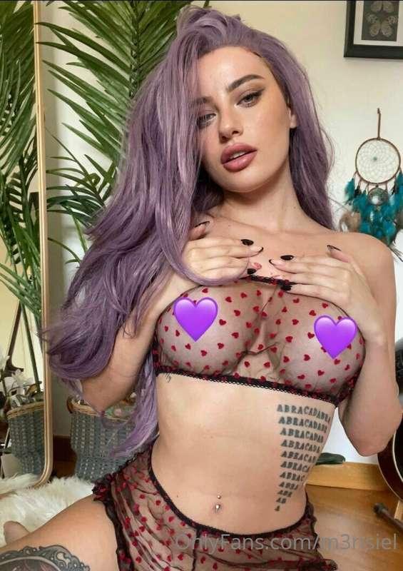 Hey cuccioli💜
Dite che dovrei tingermi i capelli?🤔
Se sì, di..