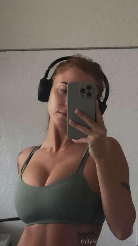 Happy Easter babies 🤍✨🥳 hope you’re getting after it today 💦..