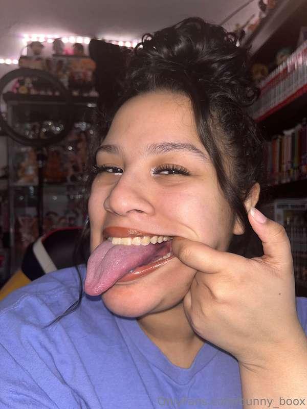 my tongue looks longer when my mouth is closed ⊹₊⋆