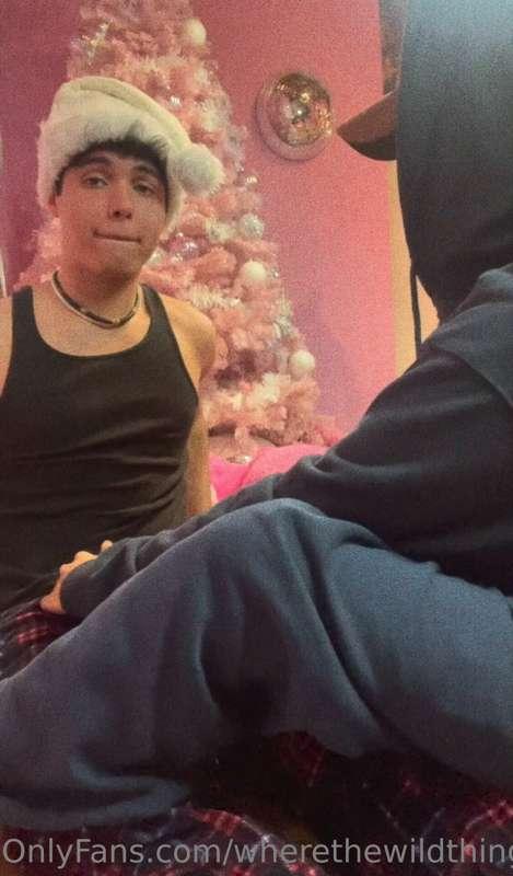 jerked off @brandoncardoso under the chirstmas tree 🍆💦 insan..