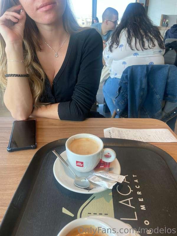 Tomado un café con @astriiiddd 🥵🥵