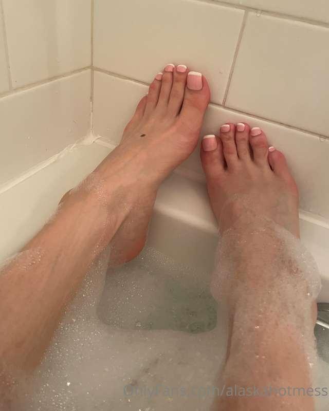 Let's agree that I have the prettiest feet 😉
+ pulling out m..