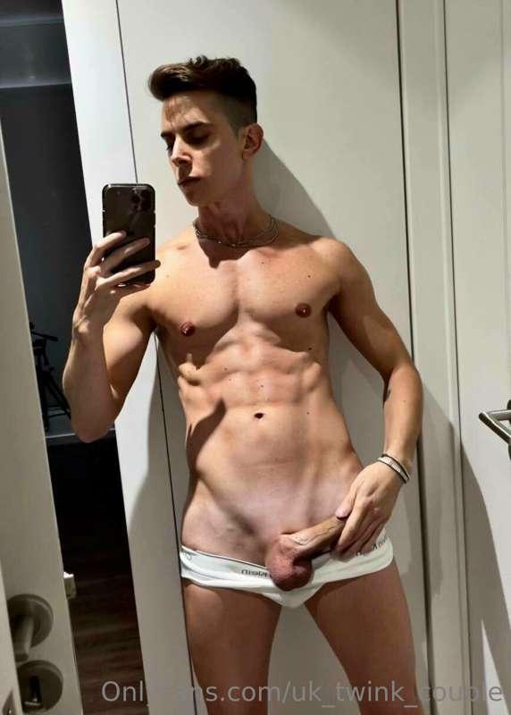 uk_twink_couple image #0