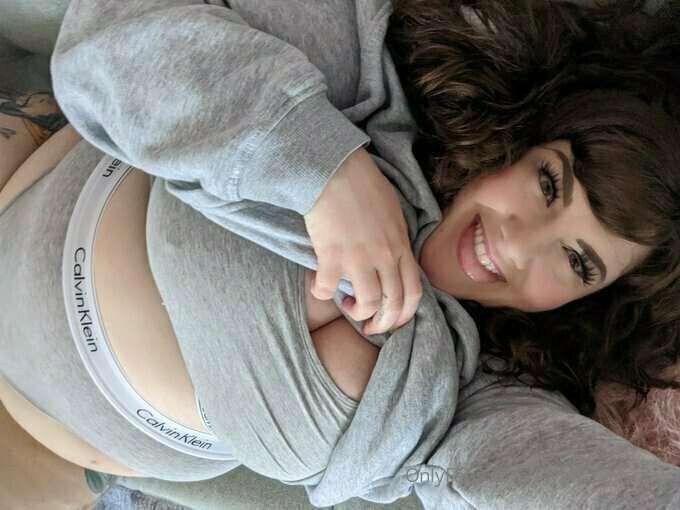 Getting cozy today as I do a ton of OF admin work. 
HAPPY SU..