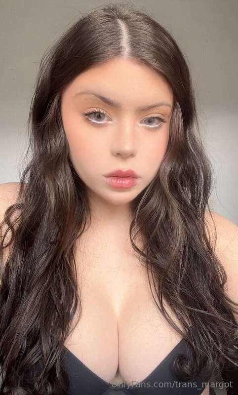 stare into my eyes or fold?👀