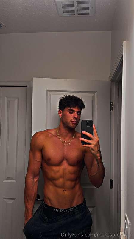 Cum check out my bro @dylannichols! This hot Italian jock’s ..