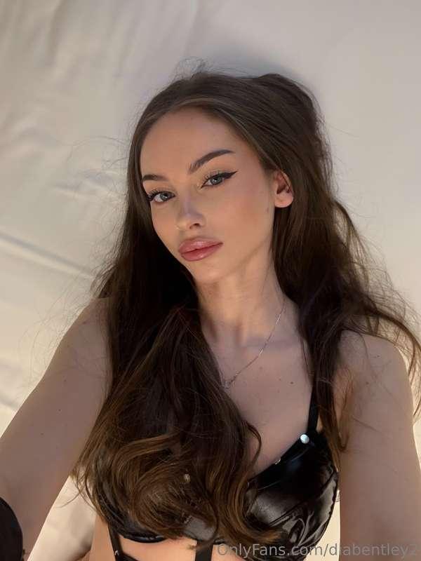 Can you imagine being on top of me ? And seeing this face 😜