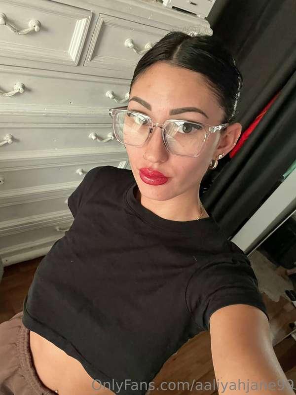 Tell me you want me to suck your cock with these juicy lips ..