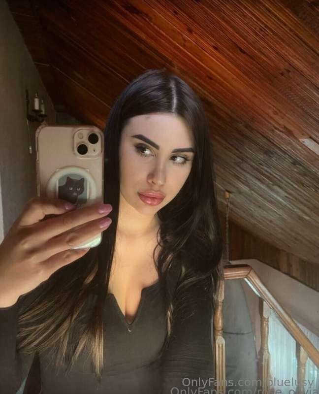 😍 @rose_olivia has a temporarily free profile 😲🎁 to play 💥 w..