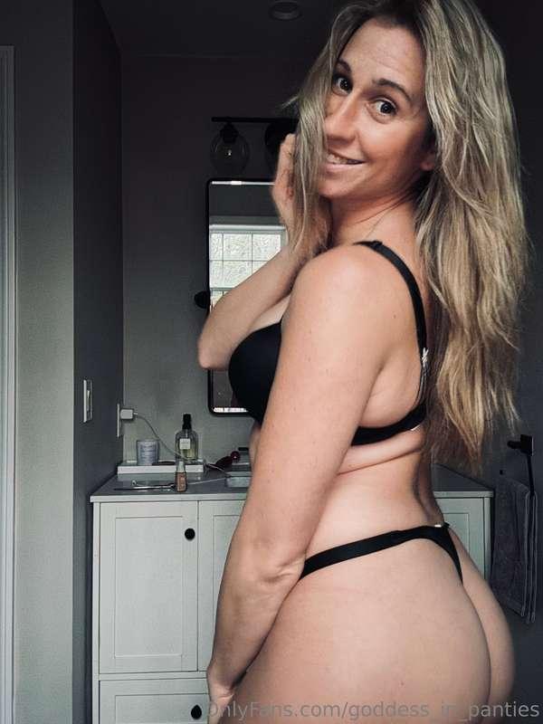 Sending out this sexy black shine strap set tomorrow. I’ll m..