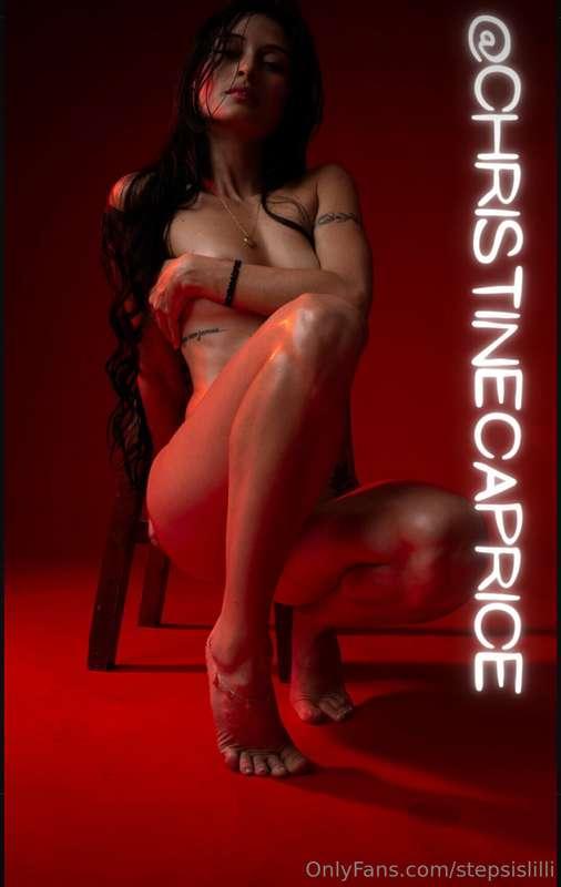 ⚠️🍑⚠️ Round ASS alert ⚠️🍑⚠️

My sluty friend @christinecapri..