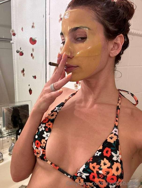 Face mask & a blunt 😮‍💨
Talk to mee 💕