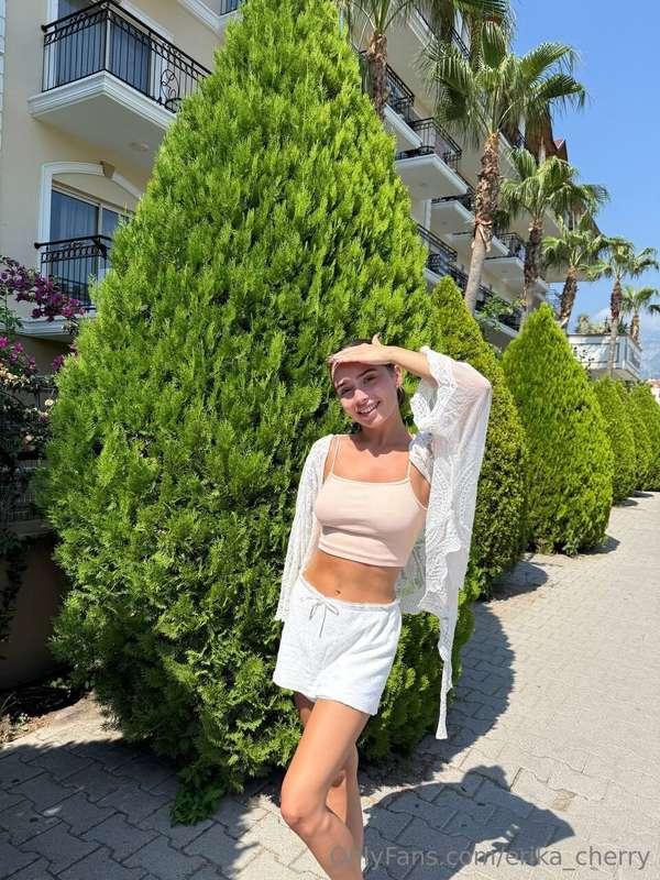 Everyone looks good with palm trees in the background 😁🌴 In ..