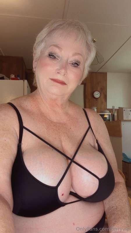 feeling curious?🤭 just message me... i’m all yours if you wa..