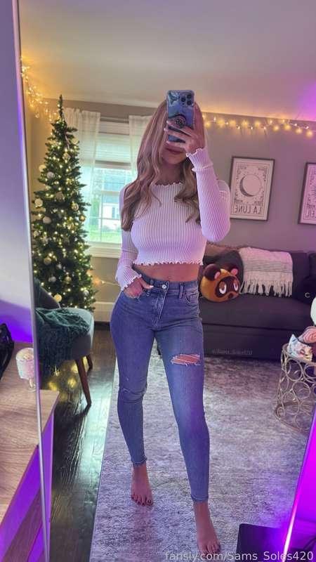 Outfit of the day😋 

#jeans #outfitoftheday #sexy #mirrorselfie #blonde #pretty #babe #boobs #tits #braless #nipples #bigboobs #feet