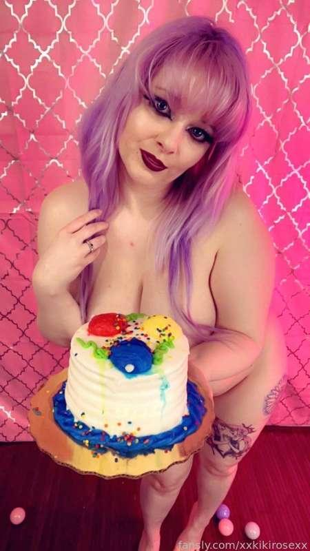 It’s my birthday today!!!!!! 

Wanna see me smash a cake in my birthday suit? 

#fyp
