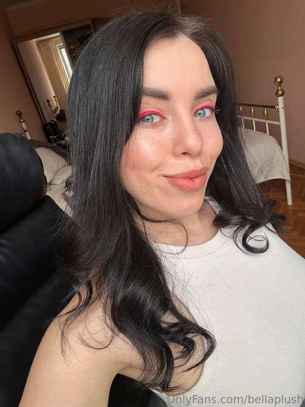 I thought I'd experiment with makeup.do pink look good on me..