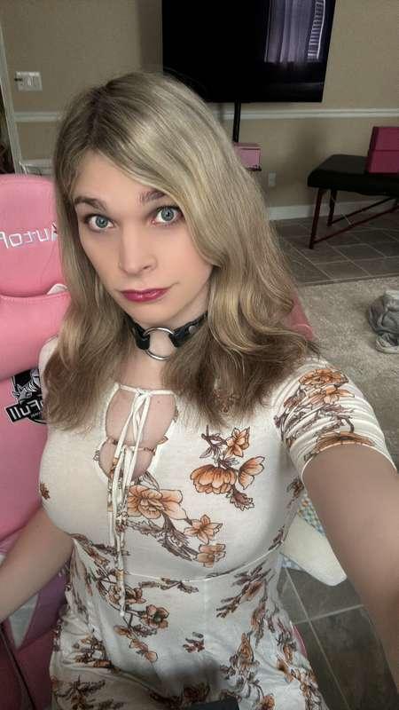 Giving off house wifey vibes with this dress and makeup styl..