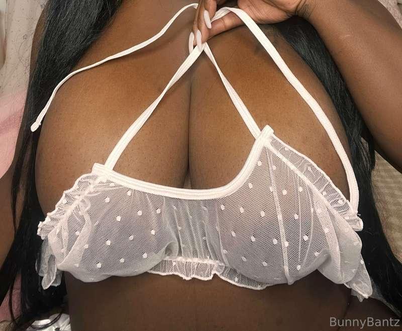 Swipe to get my boooobies out 🥛🥛😏😏