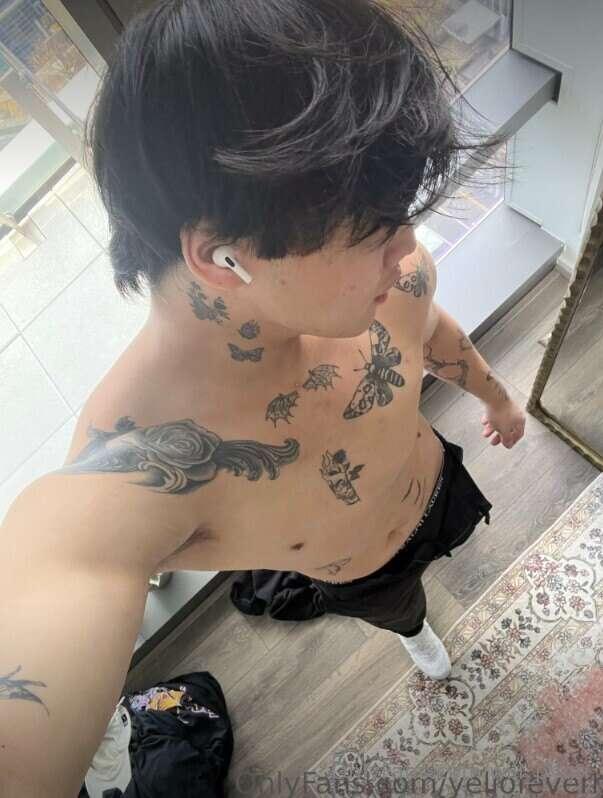 Shirtless and working muscles 🔥😈