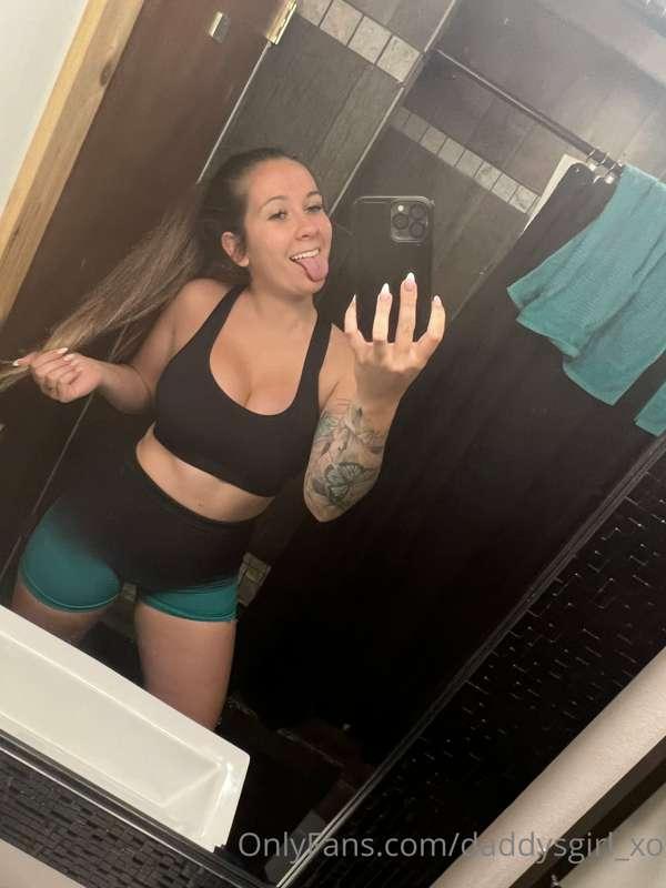 Swipe to take my sports bra off 😜