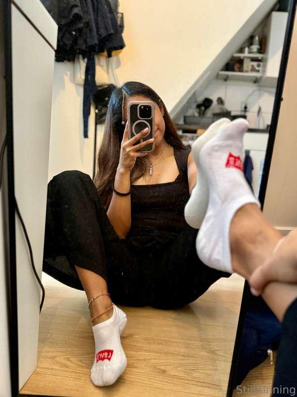 Sniff them footboy 💦😈