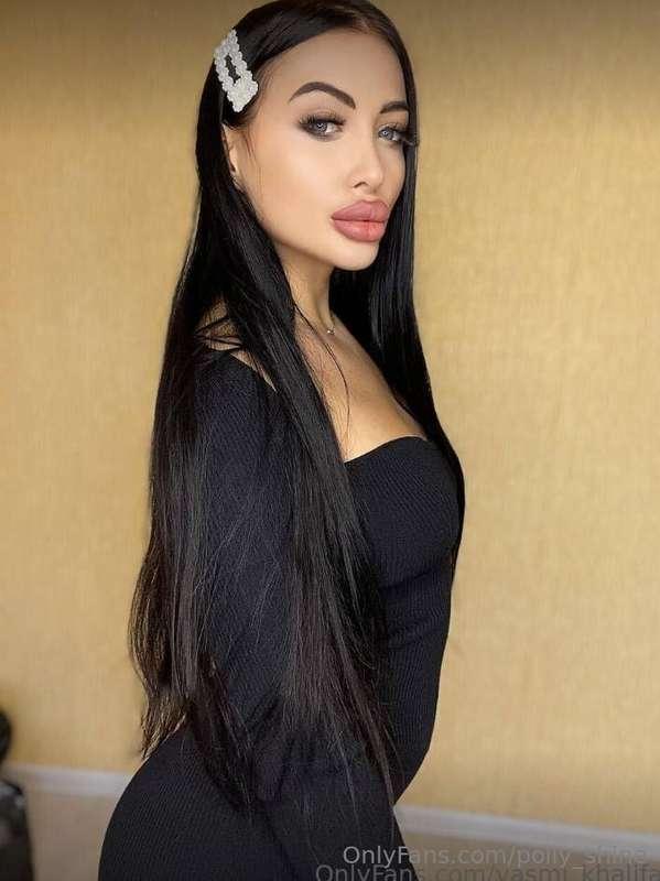 Fiery brunette @yasmhi🔥Loves to stretch her tight pussy with..