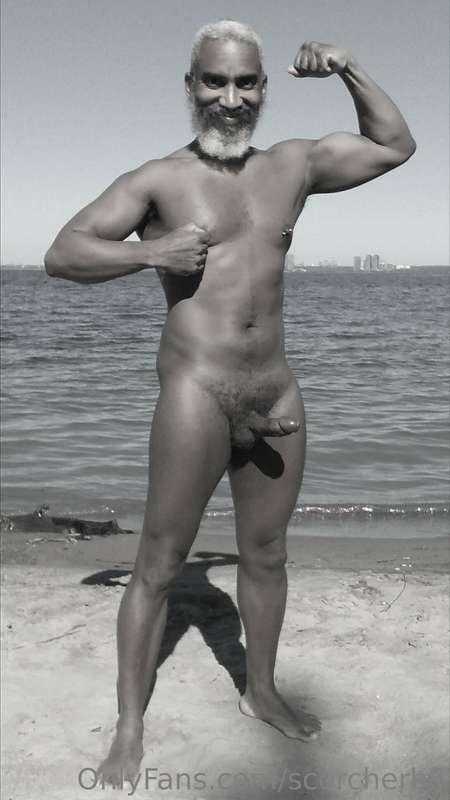 Monochrome Muscle Monday!  #beard #musculardaddy #gay #feet ..