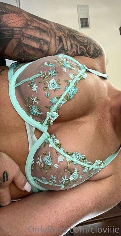Boobs look extra pretty in this top 😍