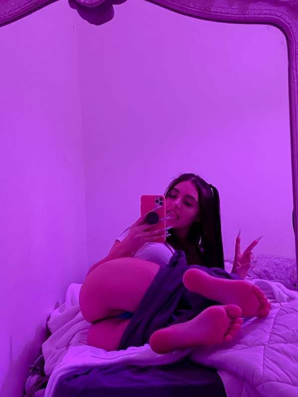 just got home a little bit drunnk from a party imma finger m..