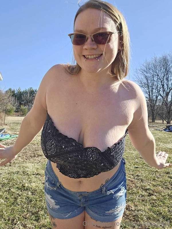 Naked outdoors 😋😋