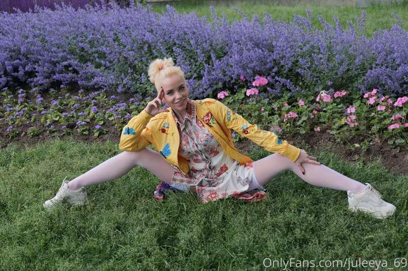 If you don't know what to do, spreading your legs wide 😋