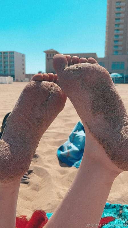 Sandy toes