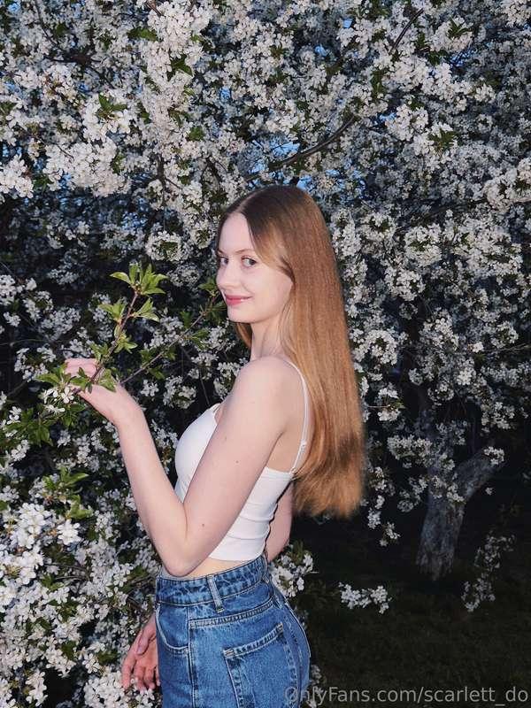 floral mood🌸flowers around, flowers in the middle of me👧Ther..