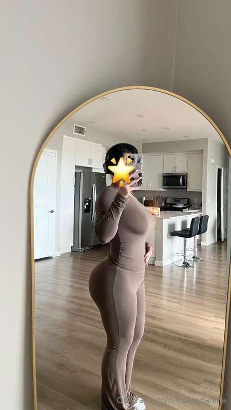 Your daily serving of titties and ass 💋