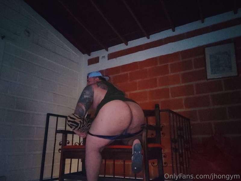 En cuatro en esta silla, ¿quieres?

On all fours in this cha..