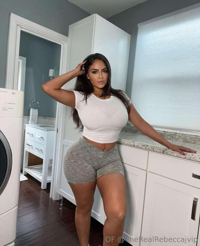 Curves out while I pretend to do laundry 😏🧺