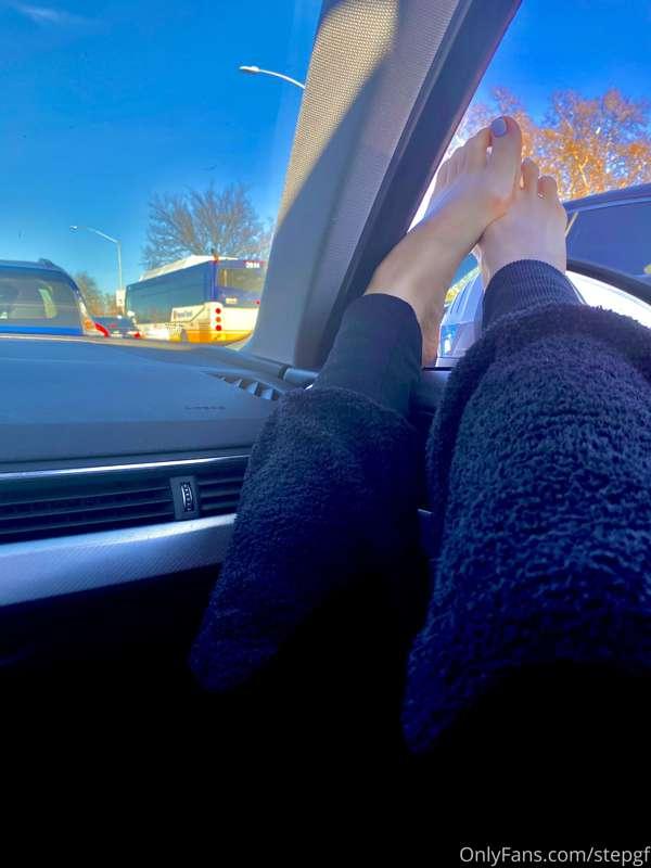 freshly painted toes 🥰