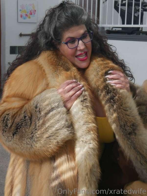 I'm wearing my Island Fox Fur and it looks so good when I pu..