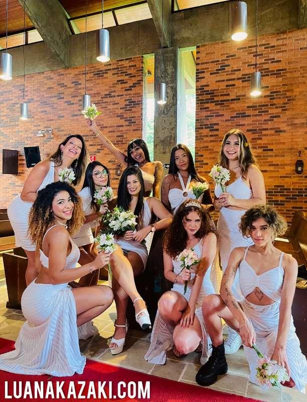 Foto das noivas antes da cerimônia! 👰🏻‍♀️💍 @tainaludovica @a..