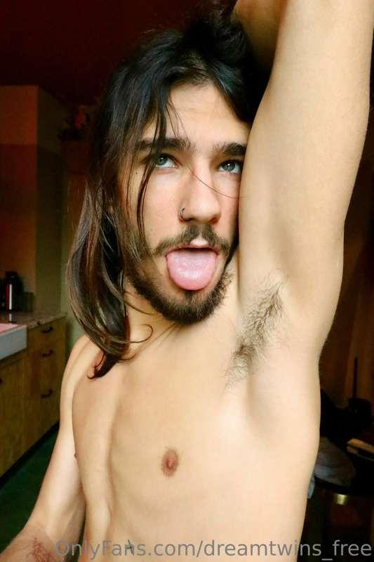 Anyone wants to lick my armpit? 🫠🫠